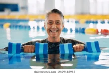 چگونه شنا کردن در استخر باعث کاهش وزن می شود؟